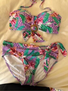 Swimsuit!💚💜
VENUS 
Floral Purple and Green Bandeau and bottoms!